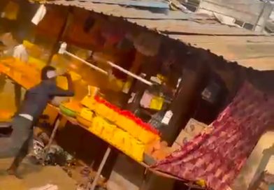 खंडोबा गडाच्या पायथ्याशी गुंड भाविकांकडून दुकानदाराला बेदम मारहाण दुकानाची तोडफोड, गुन्हा दाखल खंडोबा गडाच्या पायथ्याशी गुंड भाविकांकडून दुकानदाराला बेदम मारहाण दुकानाची तोडफोड, गुन्हा दाखल