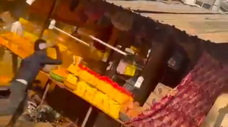 खंडोबा गडाच्या पायथ्याशी गुंड भाविकांकडून दुकानदाराला बेदम मारहाण दुकानाची तोडफोड, गुन्हा दाखल खंडोबा गडाच्या पायथ्याशी गुंड भाविकांकडून दुकानदाराला बेदम मारहाण दुकानाची तोडफोड, गुन्हा दाखल