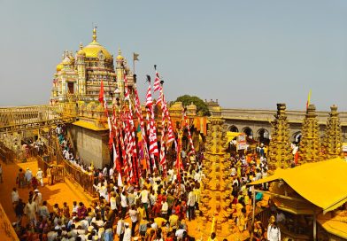 जेजुरीत माघ पौर्णिमा यात्रेत दोन लाख भाविकांच्या उपस्थितीत शिखरी काठ्या खंडोबा मंदिराला भेटल्या. जेजुरीत माघ पौर्णिमा यात्रेत दोन लाख भाविकांच्या उपस्थितीत शिखरी काठ्या खंडोबा मंदिराला भेटल्या.