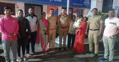 दर्शनासाठी आले… पण स्वरा जेजुरीतच राहिली  हरवलेल्या चिमुकलीला आजी-आजोबांच्या स्वाधीन